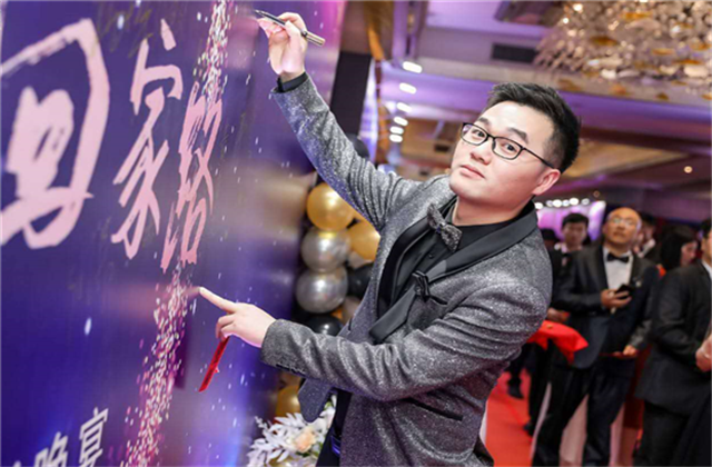 【高光“疫”事】勇敢逆行的特殊“网约车”——美狮贵宾会90后，用信念打通生命运输线